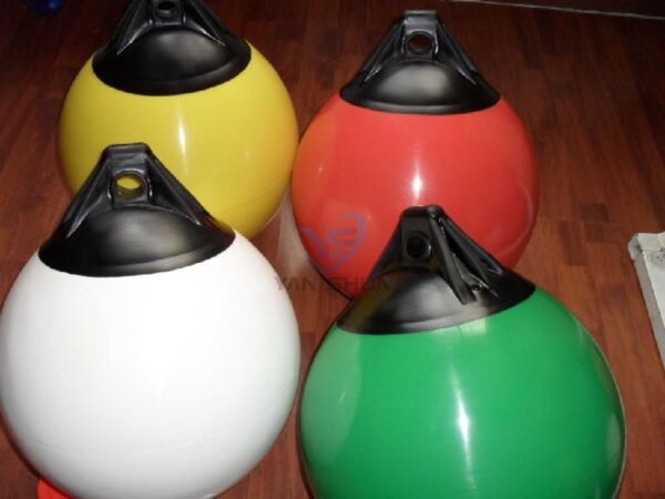 Spherical PVC Inflatable Fenders in different colors